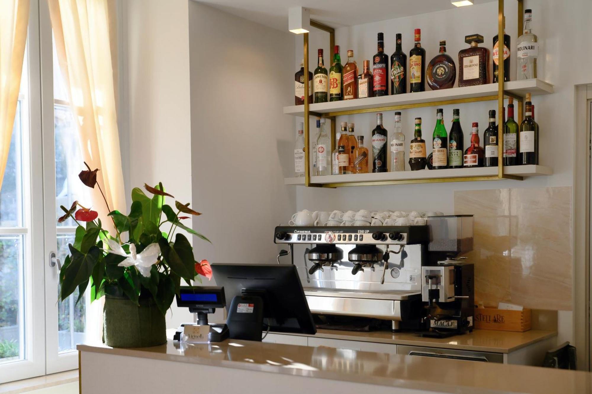 Hotel Ristorante La Vignetta Чернобио Екстериор снимка